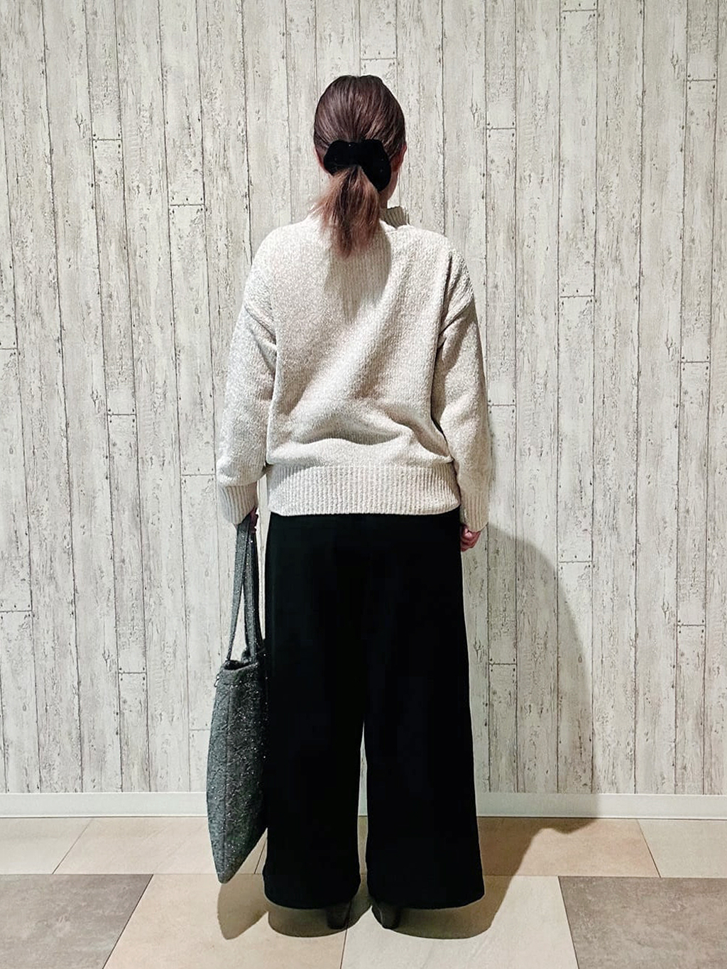 yokoさんの「SHOO･LA･RUE｜【S-LL】ほんのりラメで女性らしい ベロアモールモックネックニット」を使ったコーディネート
