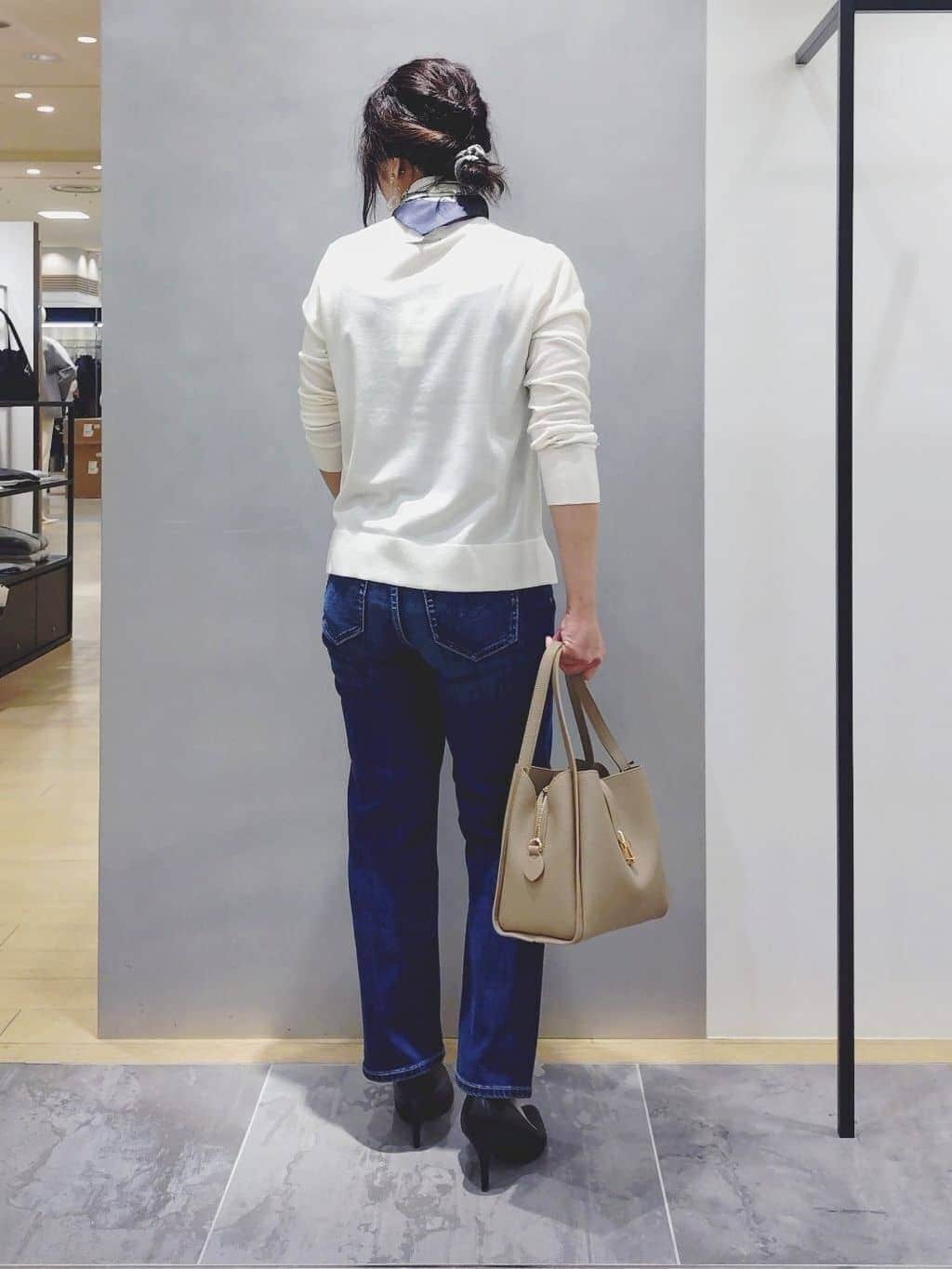 TOMOMIさんの「INDIVI｜【褒められデニム】スリムストレート デニムパンツ」を使ったコーディネート