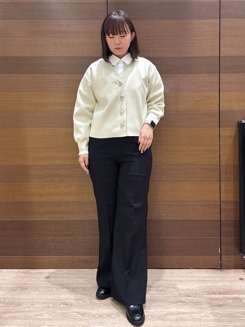 yumeさんの「OPAQUE.CLIP｜ゴールドビックボタンVネックニットカーディガン【洗濯機OK】」を使ったコーディネート