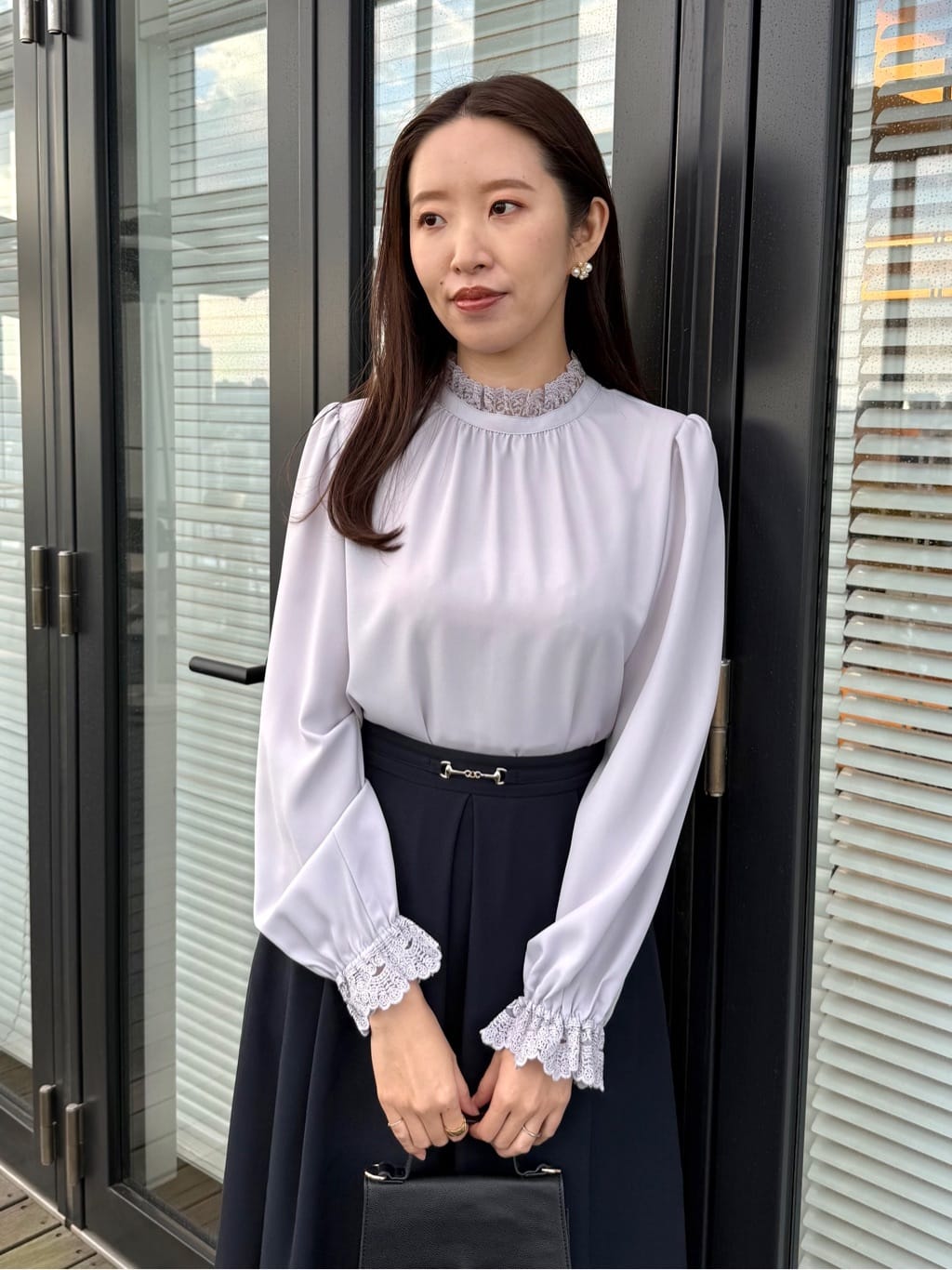 teiさんの「Couture brooch｜【2WAY・ハレの日・通勤】エンブロレースブラウス」を使ったコーディネート
