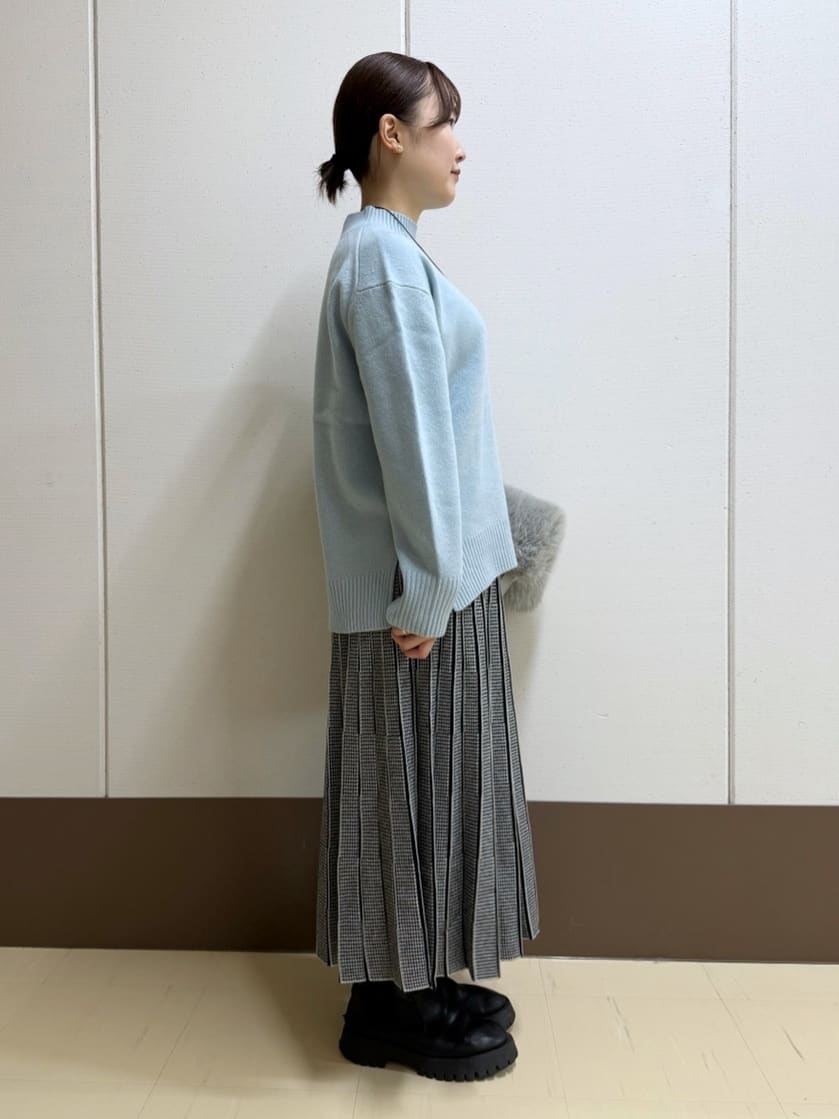 Rikoさんの「INDIVI｜【冬ニット人気NO．1！／カシミヤ混】ミドルゲージハイネックニット」を使ったコーディネート
