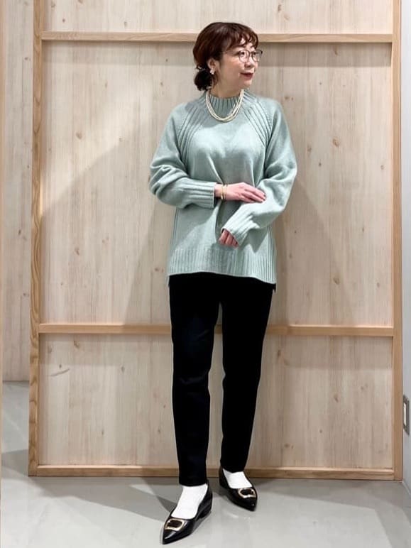 nakoさんの「THE SHOP TK｜ふんわり柔らかきれい色 ウール混ハイネックニット」を使ったコーディネート