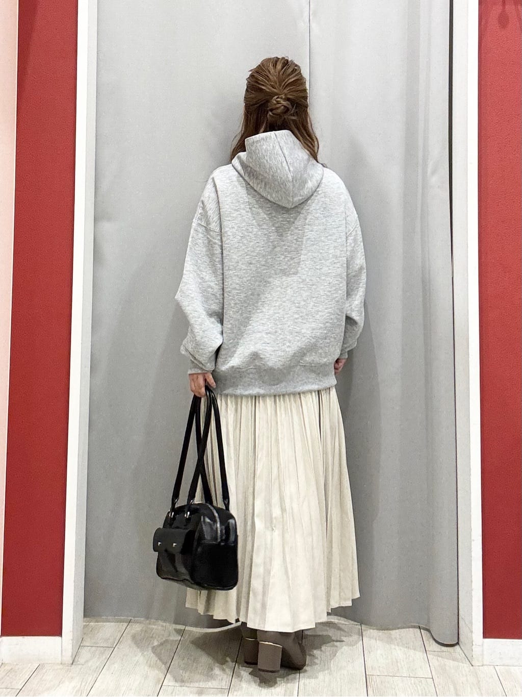 shioさんの「SHOO･LA･RUE｜【セットアップ可/S-LL/なめらかタッチ】選べる3柄 ロゴ入りプルパーカ」を使ったコーディネート