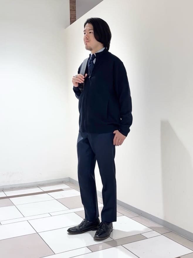 及川さんの「TAKEO KIKUCHI｜アンチピリング ジップアップ ニット」を使ったコーディネート
