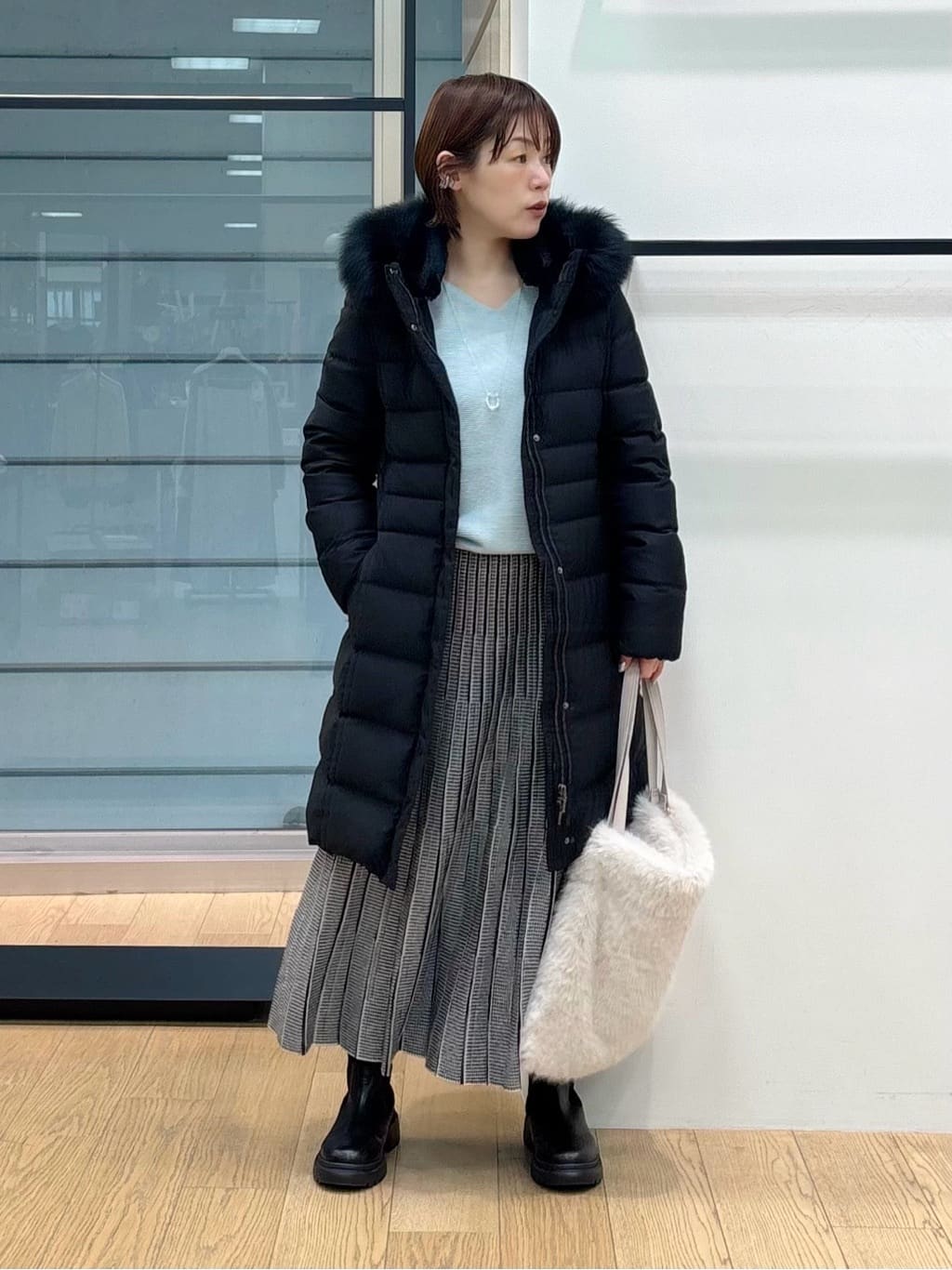 asamiさんの「INDIVI｜【ウール混ラメ素材】Vネック煌めきニット」を使ったコーディネート