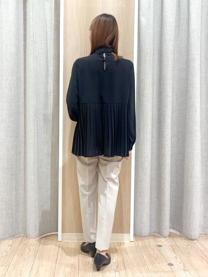 みーちゃんさんの「grove｜【マシンウォッシュ/防シワ/UVカット】裾プリーツ取り外しボウタイブラウス」を使ったコーディネート