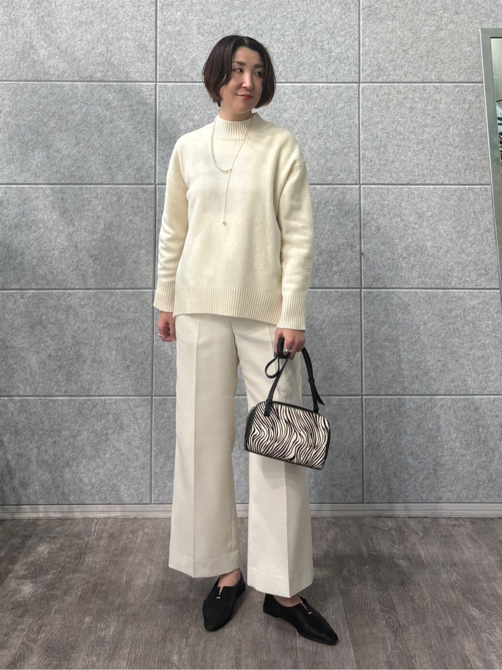 yuriさんの「INDIVI｜【名品／撥水／抗菌防臭】ショート丈リサイクルダウンコート」を使ったコーディネート