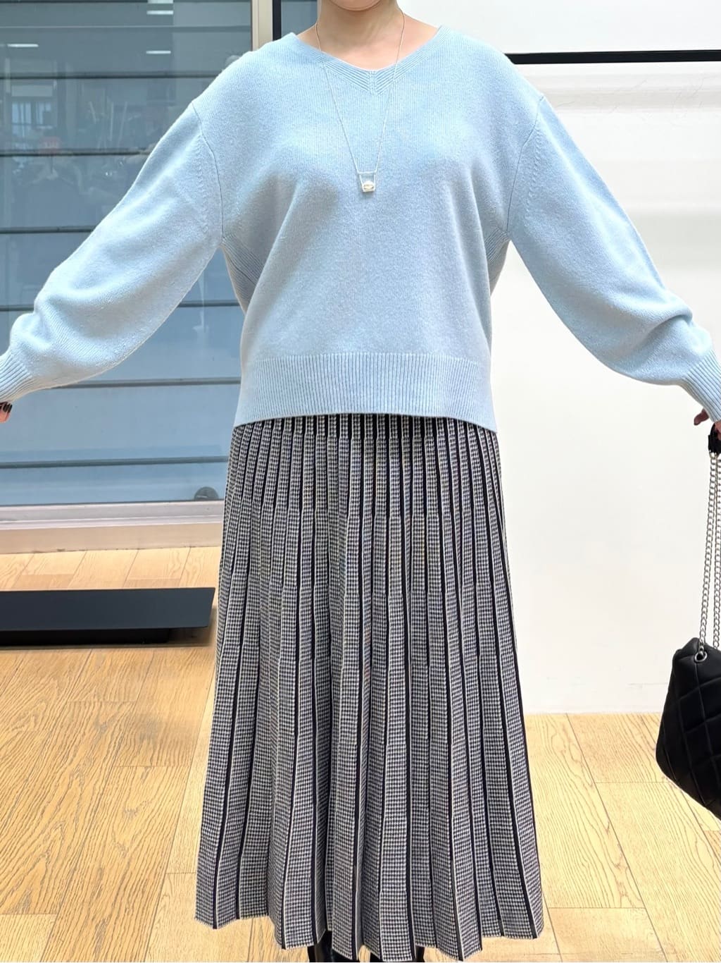 asamiさんの「INDIVI｜【洗える／カシミヤ混】ミドルゲージVネックニット」を使ったコーディネート