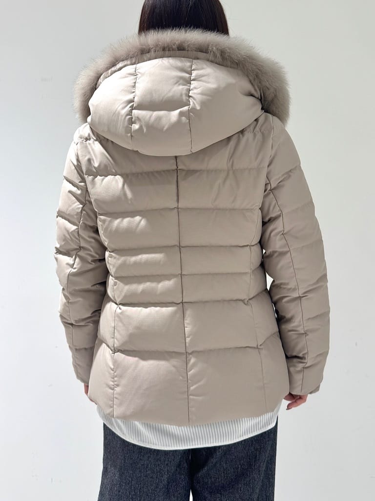 そんさんの「INDIVI｜【名品／撥水／抗菌防臭】ショート丈リサイクルダウンコート」を使ったコーディネート
