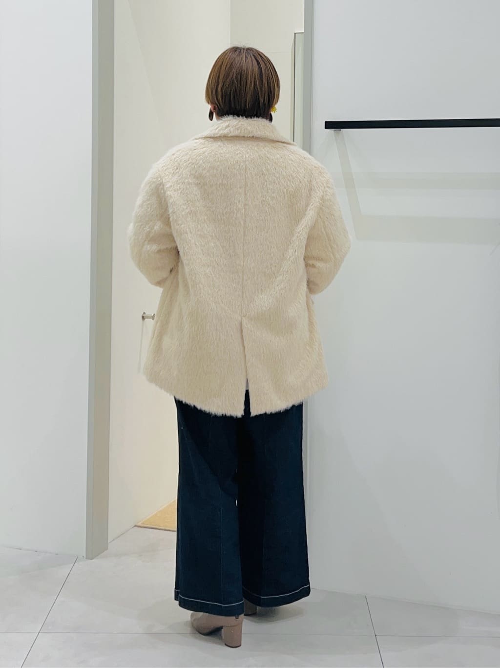 タナさんの「THE SHOP TK｜纏うだけで大人上品 シャギーチェスターハーフコート」を使ったコーディネート