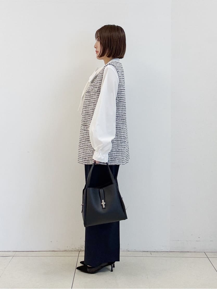 yoshiyaさんの「INDIVI｜【合皮／ミドルサイズ】春カラーフォルムバッグ」を使ったコーディネート