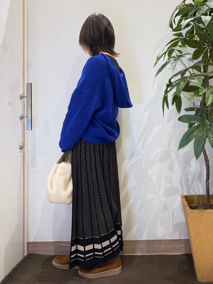 misakiさんの「SHOO･LA･RUE｜【S-LL】お顔周りをすっきり魅せる ふんわり Vネックフードニット」を使ったコーディネート
