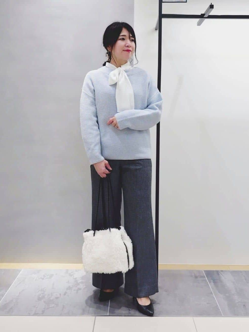 TOMOMIさんの「INDIVI｜【撥水／洗える／デザイン衿】ステッチレス ショートダウンコート」を使ったコーディネート