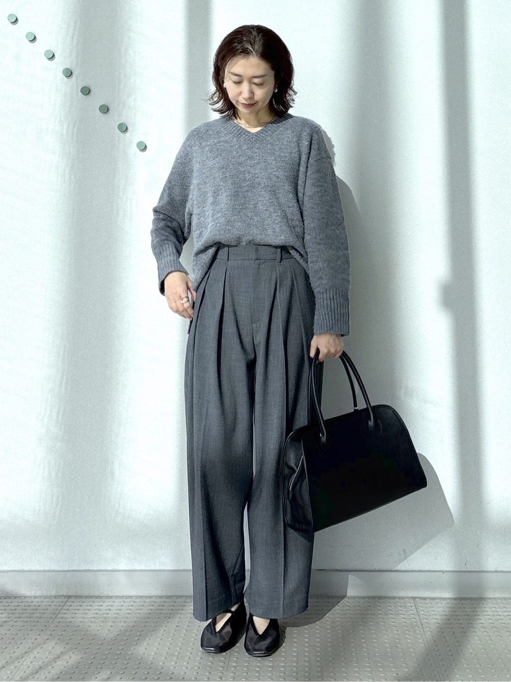 saitoさんの「DRESSTERIOR｜アルパカブレンドVネックニット」を使ったコーディネート