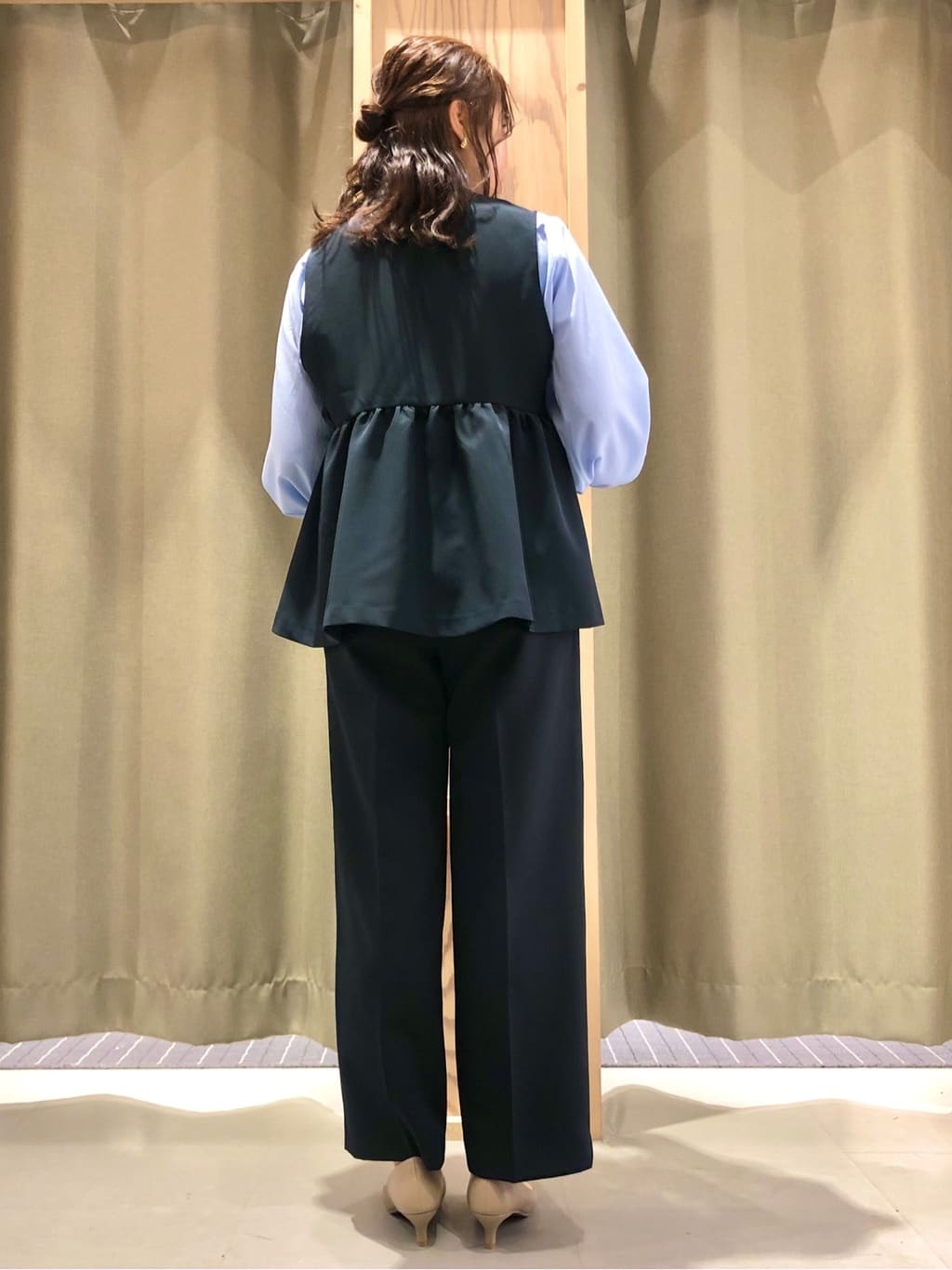 ころさんの「THE SHOP TK｜【通勤・きちんと見えに】ダブルクロス ペプラムジレ/セットアップ可」を使ったコーディネート
