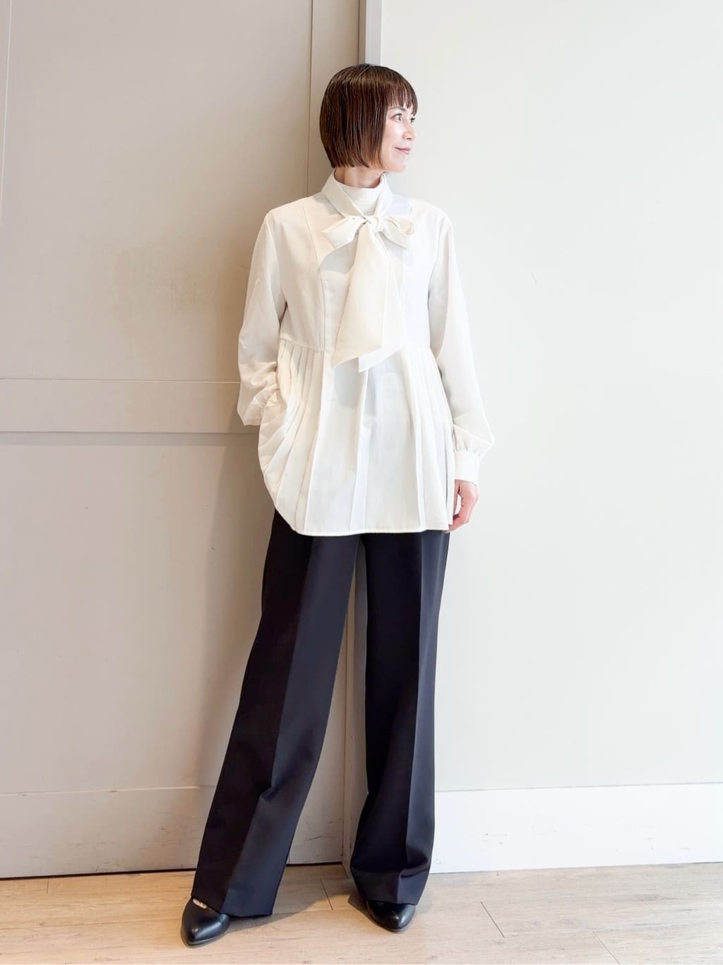 yamakoさんの「grove｜【マシンウォッシュ/防シワ/UVカット】裾プリーツ取り外しボウタイブラウス」を使ったコーディネート