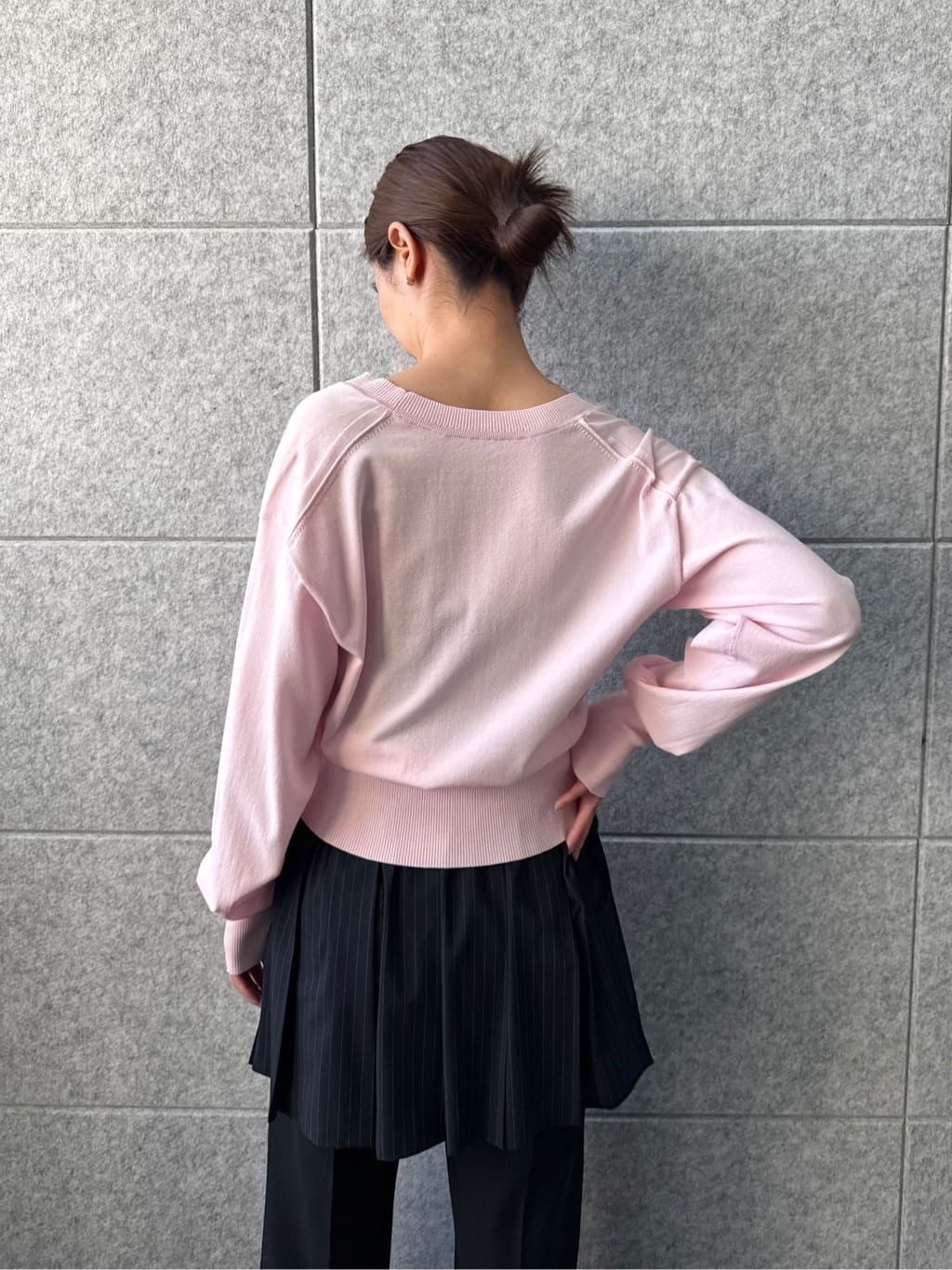 uchi__yamaさんの「CODE A｜V pullover knit」を使ったコーディネート