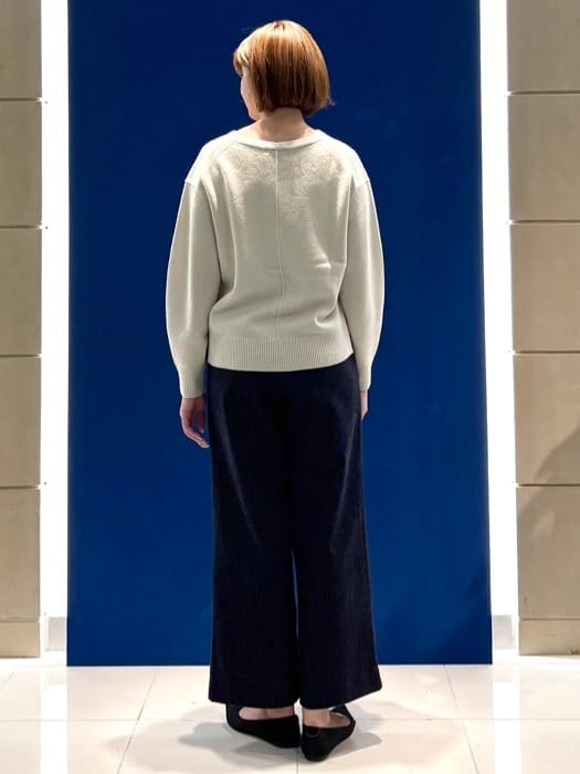 まいこさんの「INDIVI｜【洗える／カシミヤ混】ミドルゲージVネックニット」を使ったコーディネート