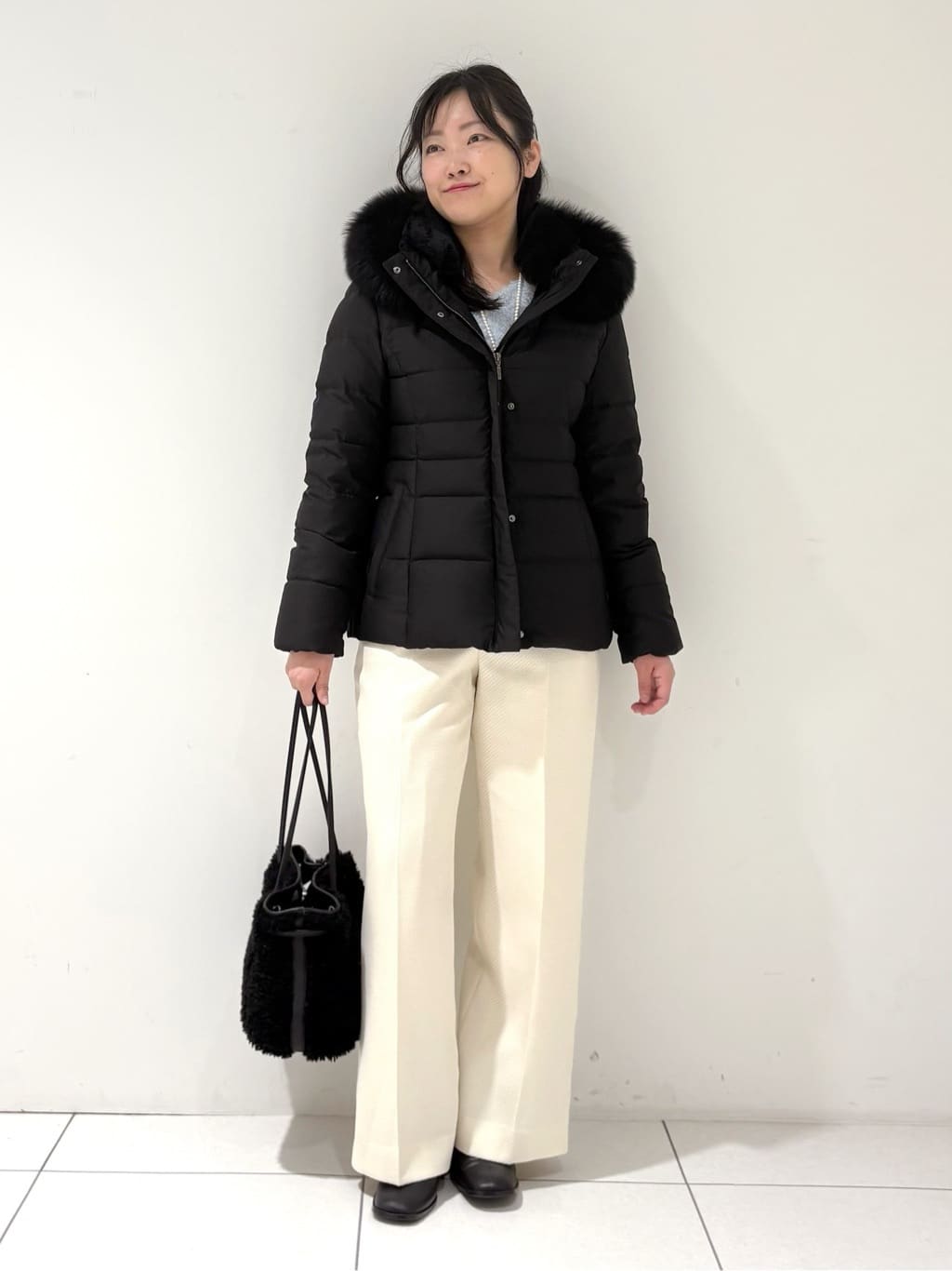 momokoさんの「INDIVI｜【名品／撥水／抗菌防臭】ショート丈リサイクルダウンコート」を使ったコーディネート