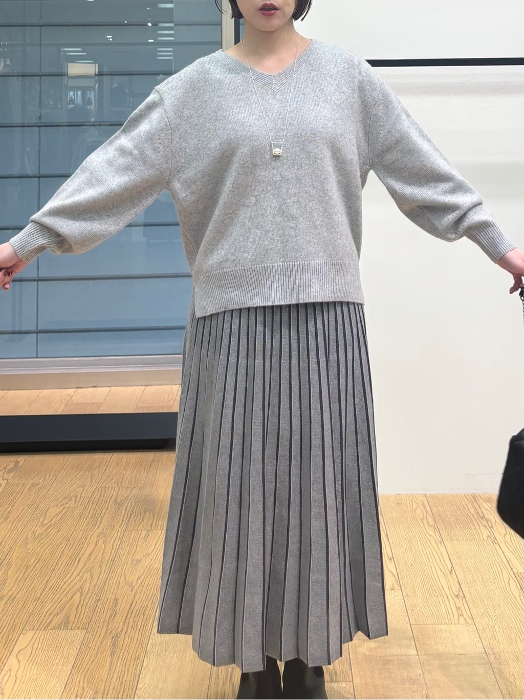 asamiさんの「INDIVI｜【洗える／カシミヤ混】ミドルゲージVネックニット」を使ったコーディネート