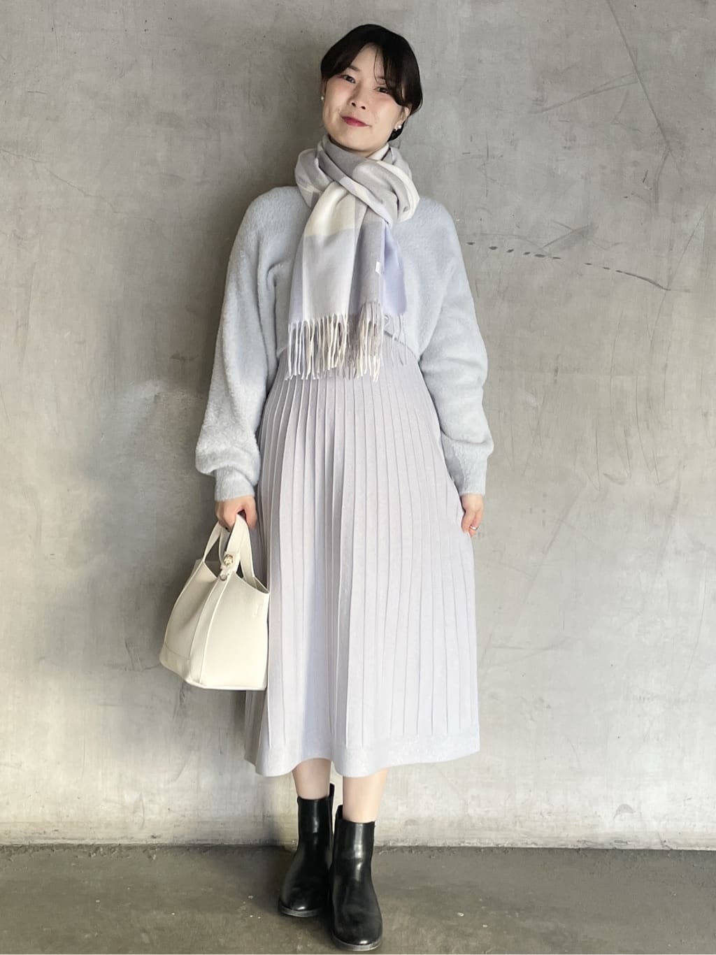 tomokoさんの「OPAQUE.CLIP｜ラメフェザープルオーバーセット ニットワンピース【洗濯機OK】《XS～LL》」を使ったコーディネート