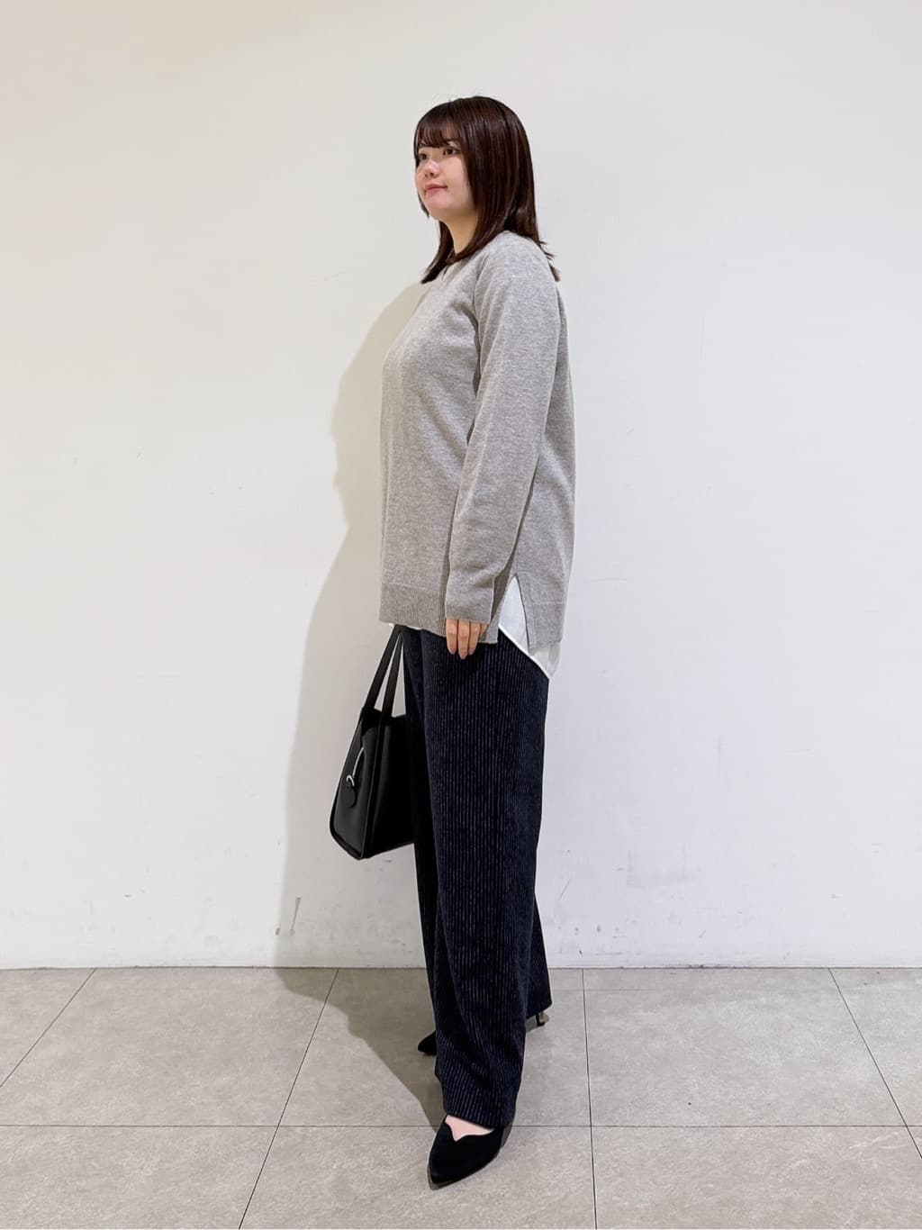 emikaさんの「INDIVI｜【洗える／チュニック丈／カシミヤ混】スリットデザインVネックニット」を使ったコーディネート