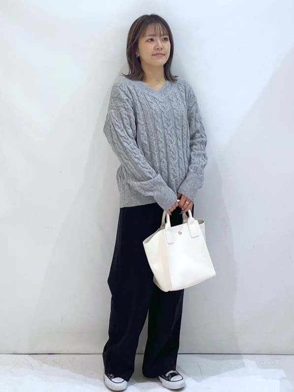 manaさんの「OPAQUE.CLIP｜ラメ混ファンシーケーブルVネックニット【洗濯機OK】」を使ったコーディネート