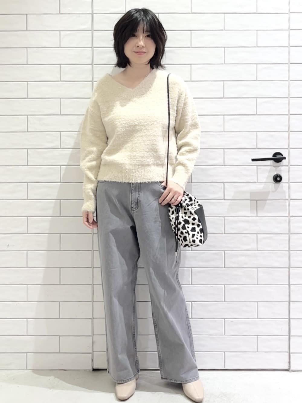 しおりさんの「OPAQUE.CLIP｜スパンコールフェザーVネックニット【洗濯機OK】」を使ったコーディネート