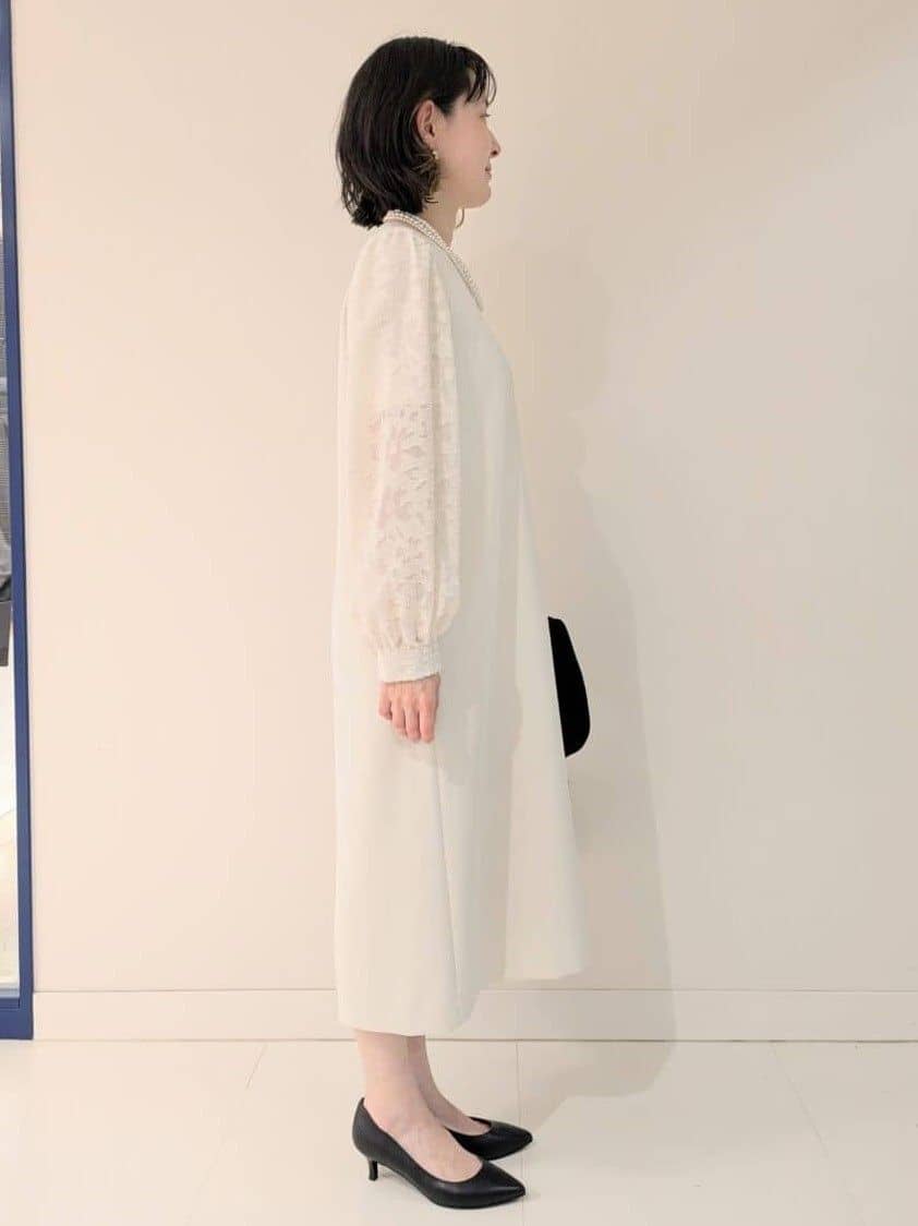 サオリさんの「UNTITLED｜◆【お呼ばれドレス/洗える】カットジャカードスリーブ ワンピース」を使ったコーディネート
