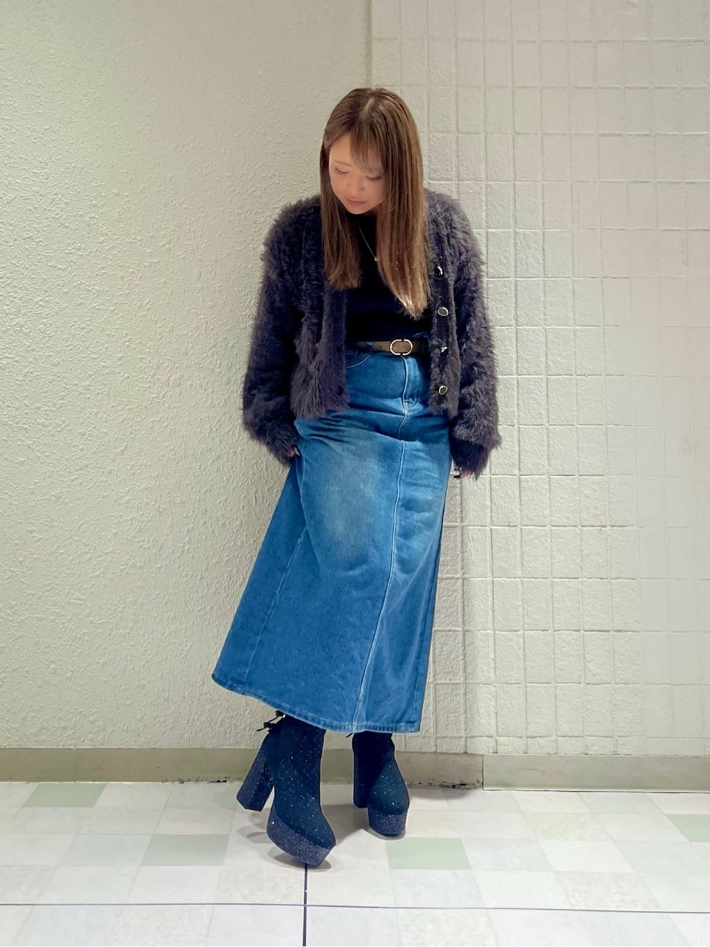 Moriさんの「ESPERANZA｜【ラク盛り/ショートブーツ】リピーター続出／脚長美脚 バックリボングリッターヒールショートブーツ」を使ったコーディネート
