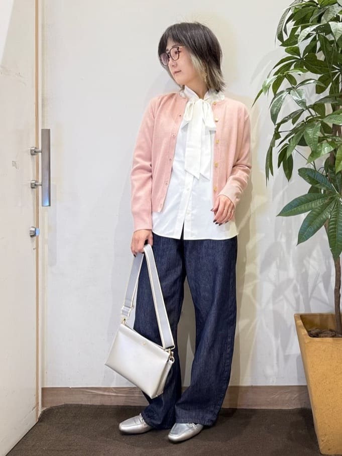 misakiさんの「SHOO･LA･RUE｜【SHOO・LA・RUE DENIM/高レビュー】ゆるっと決まる こなれカーブデニムパンツ」を使ったコーディネート
