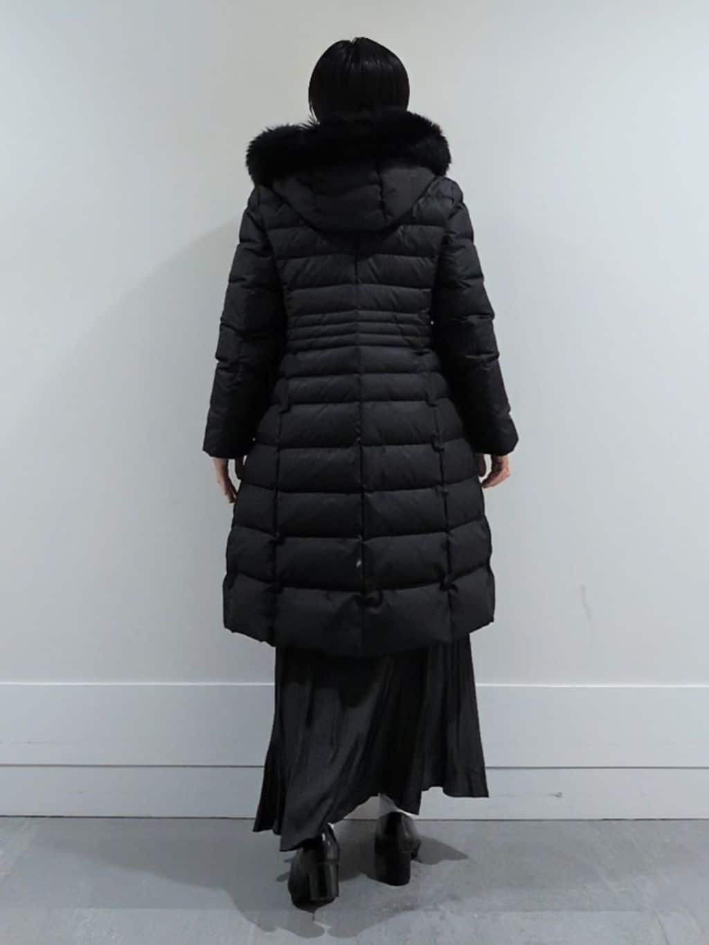 ミズタさんの「UNTITLED｜【はっ水機能/フード取り外し可/防寒】ロングダウンコート」を使ったコーディネート
