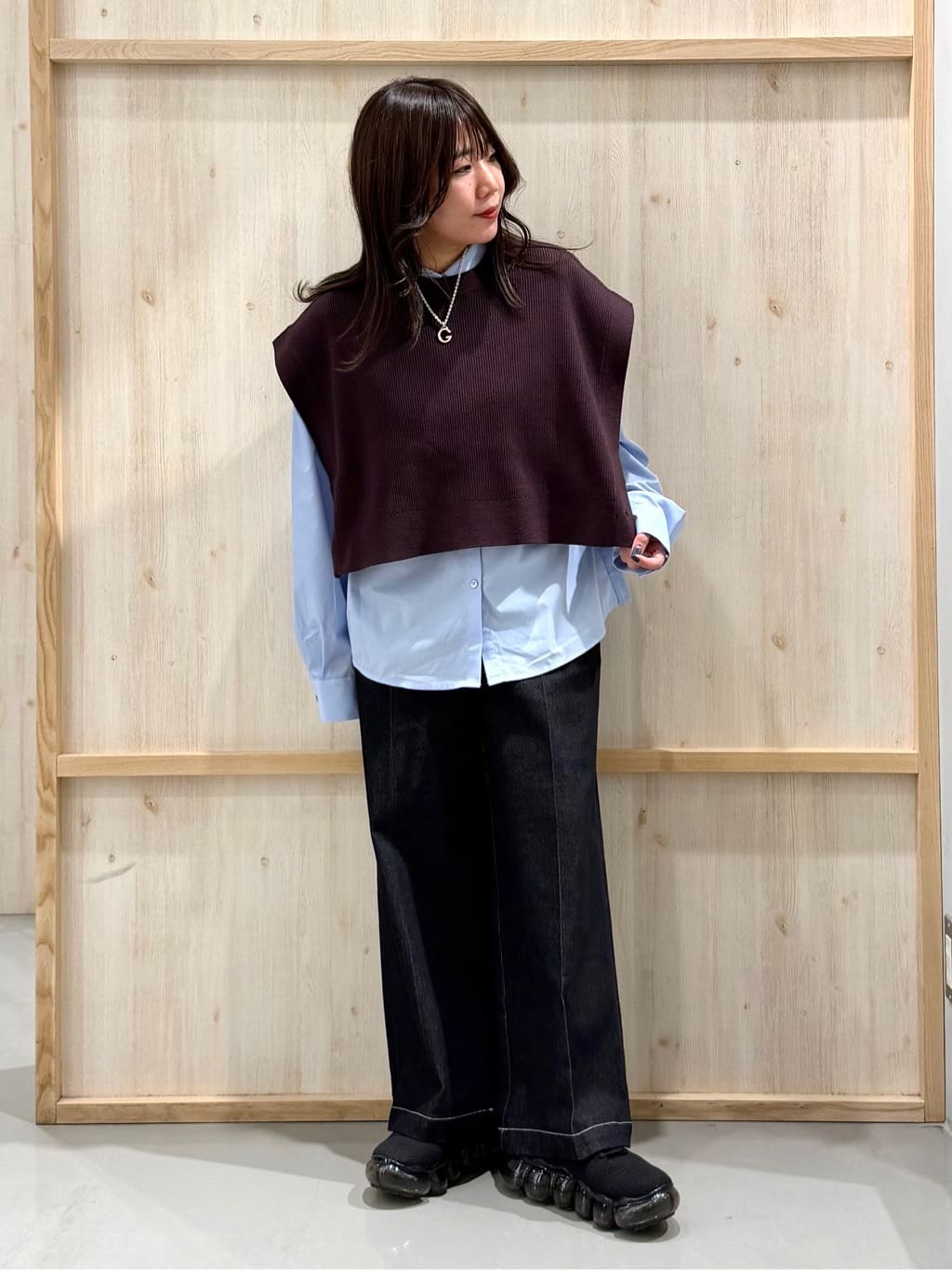 nanaさんの「THE SHOP TK｜【2点セット】レイヤードスタイルでこなれ見え ニットベスト＆シャツ」を使ったコーディネート