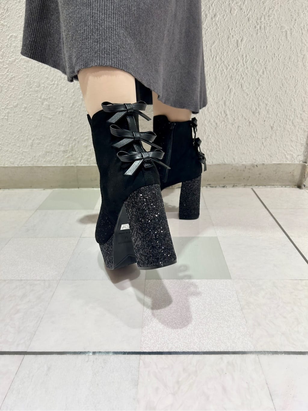 takeさんの「ESPERANZA｜【ラク盛り/ショートブーツ】リピーター続出／脚長美脚 バックリボングリッターヒールショートブーツ」を使ったコーディネート