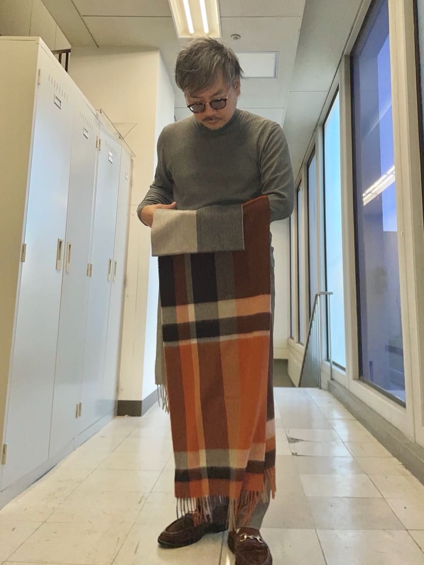 MAKOTO AIさんの「TAKEO KIKUCHI｜【洗えるカシミヤ】 ピュアカシミヤ パネルチェックマフラー」を使ったコーディネート