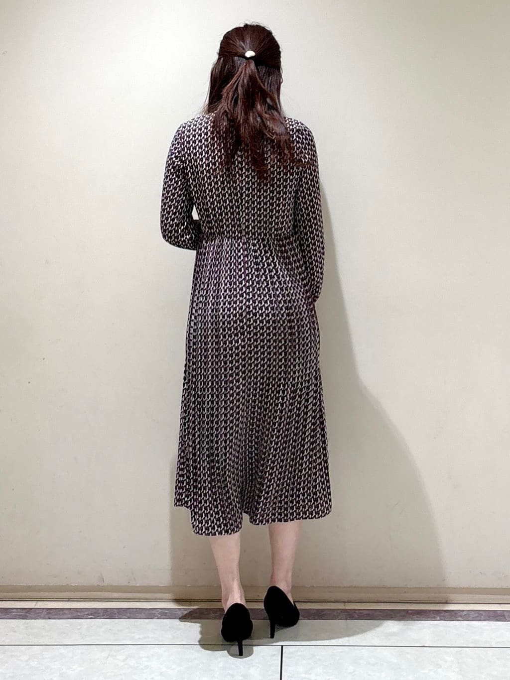 sakiさんの「COUP DE CHANCE｜◆【リボン取り外し可】幾何柄プリーツワンピース」を使ったコーディネート