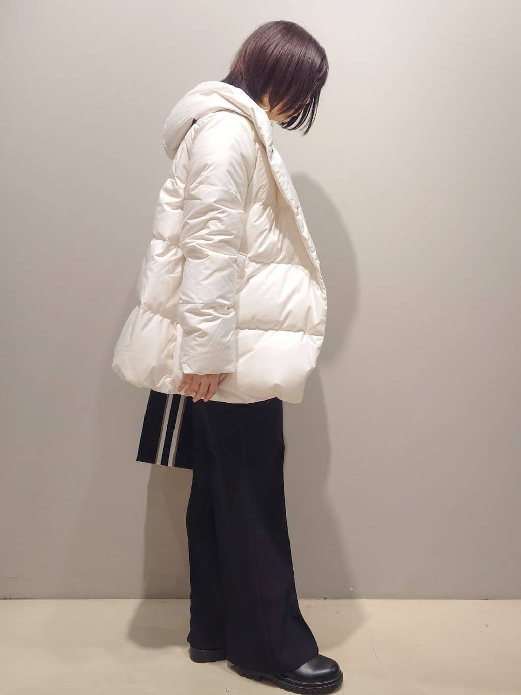 me：)さんの「OPAQUE.CLIP｜撥水フードミドルダウンコート【防風／抗菌防臭／洗濯機OK】《S～LL》」を使ったコーディネート