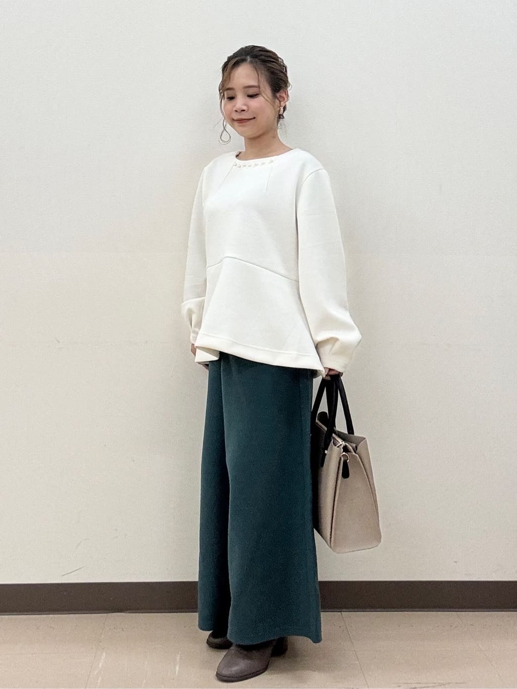 shioさんの「SHOO･LA･RUE｜【セットアップ可/S-LL/なめらかタッチ】上品見え フェイクパール付きペプラムトップス」を使ったコーディネート
