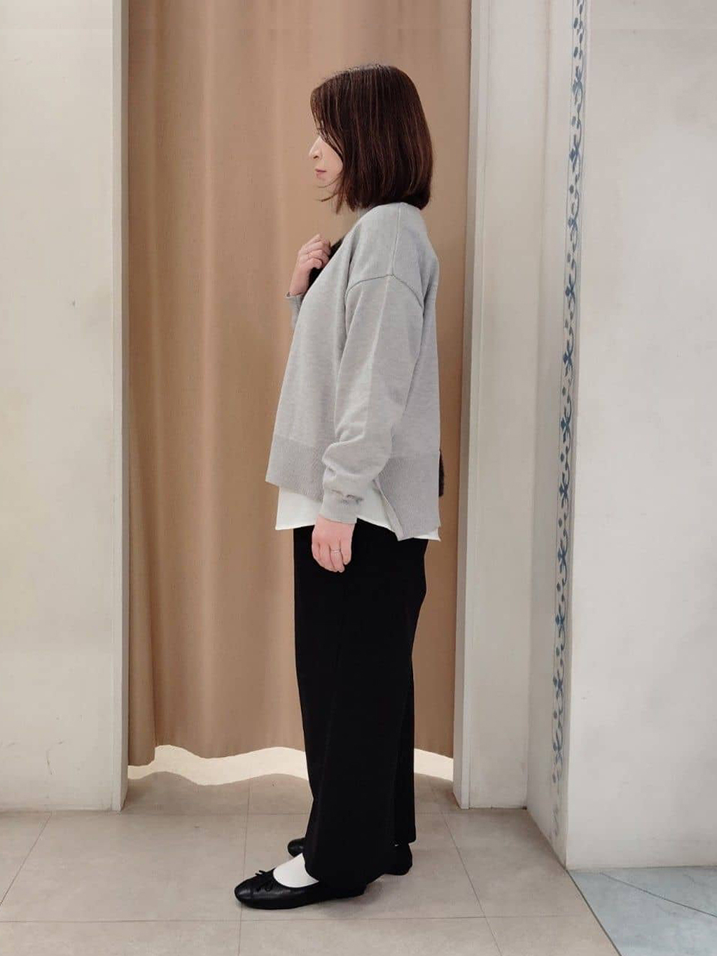junさんの「SHOO･LA･RUE｜【2点セット/洗濯機可/S-LL】着回しがきく もちもちハイネックニット+裾シャツインナー」を使ったコーディネート