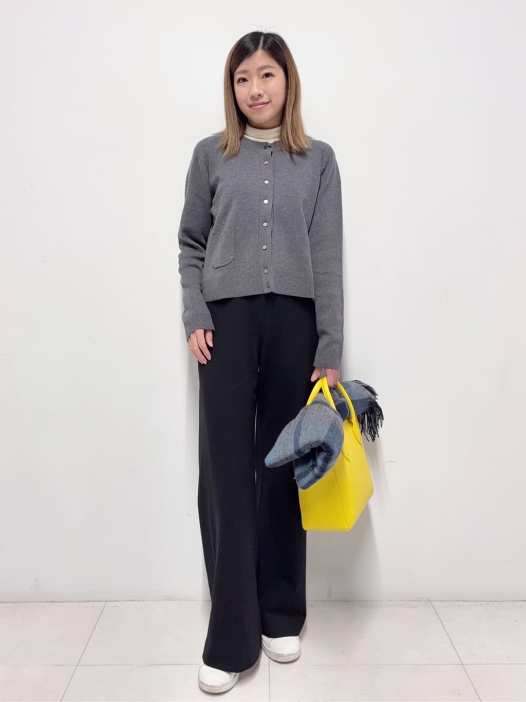 Nishijimaさんの「DRESSTERIOR｜【インナー使いに最適/しっとり暖かな吸湿発熱素材】タートルネックプルオーバー」を使ったコーディネート