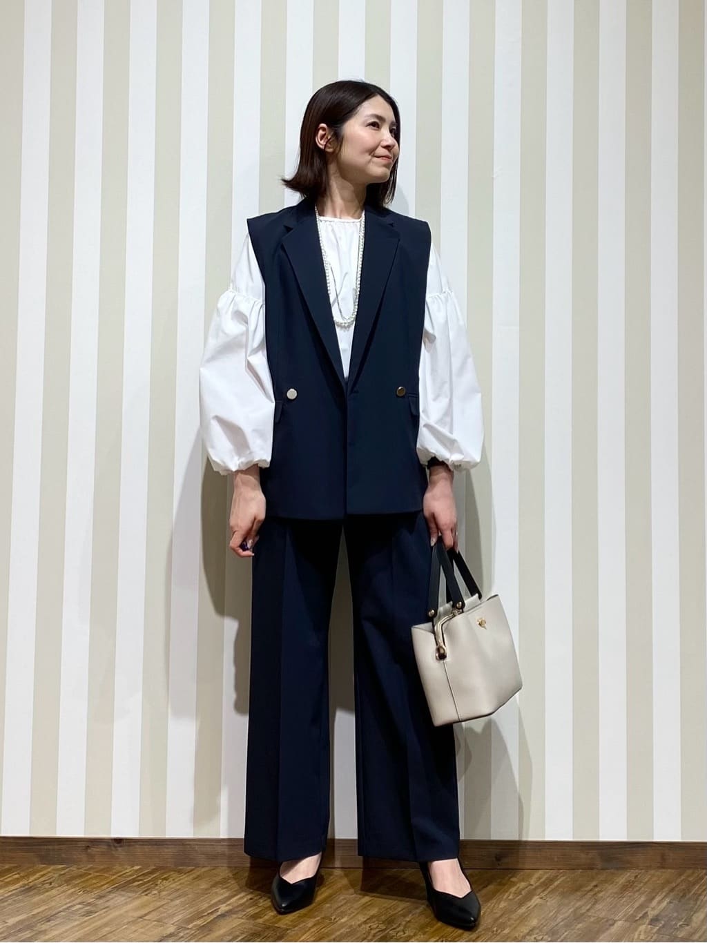 SAOさんの「SHOO･LA･RUE｜【洗濯機可/S-LL】ふんわりとしたお袖が愛らしい ジレスタイルに合うブラウス」を使ったコーディネート