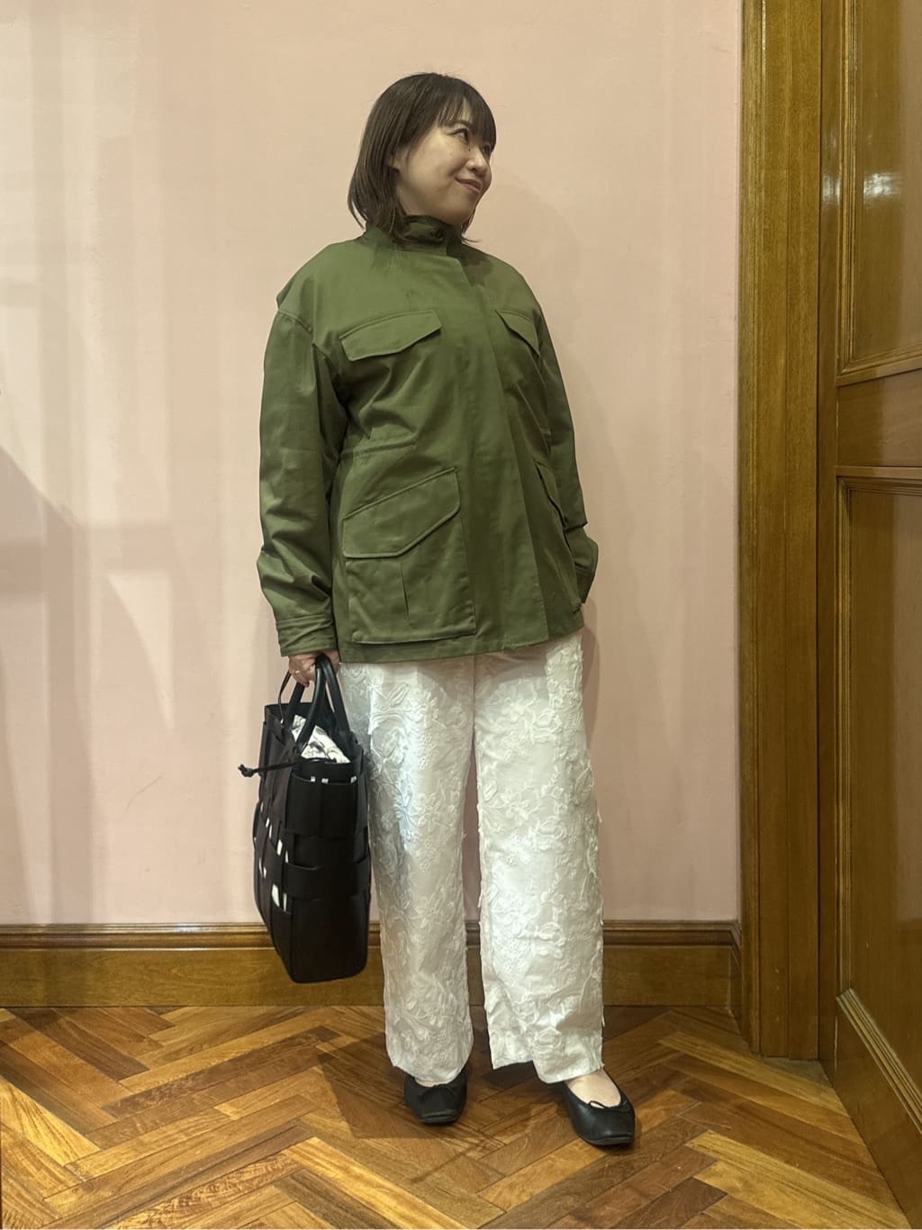 komatsuさんの「DRESSTERIOR｜【ウォッシャブル/ウエストゴム】コットンエンブロイダリー イージーパンツ」を使ったコーディネート