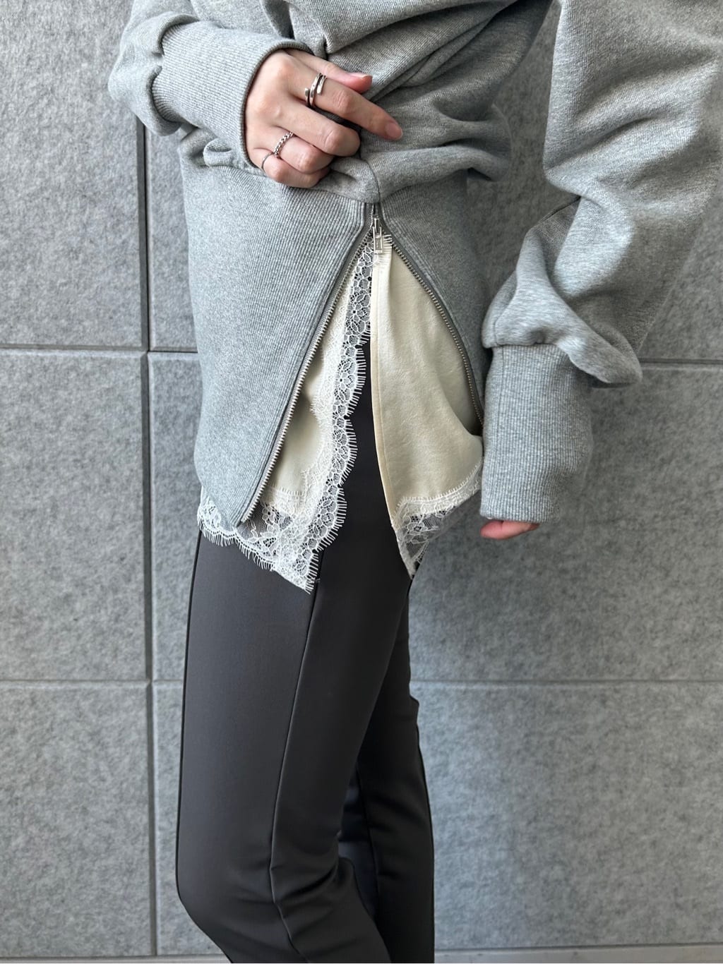 honoka Aさんの「CODE A｜off－shoulder sweat」を使ったコーディネート