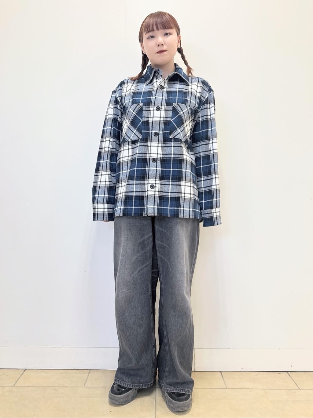なかもとあきさんの「DRESSTERIOR｜ヴィンテージ加工ワイドデニムパンツ」を使ったコーディネート