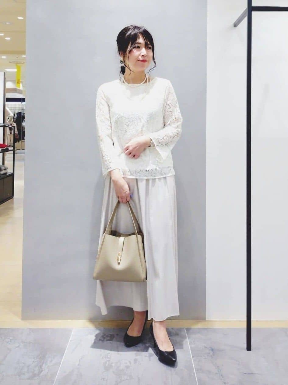 TOMOMIさんの「INDIVI｜【合皮／ミドルサイズ】春カラーフォルムバッグ」を使ったコーディネート