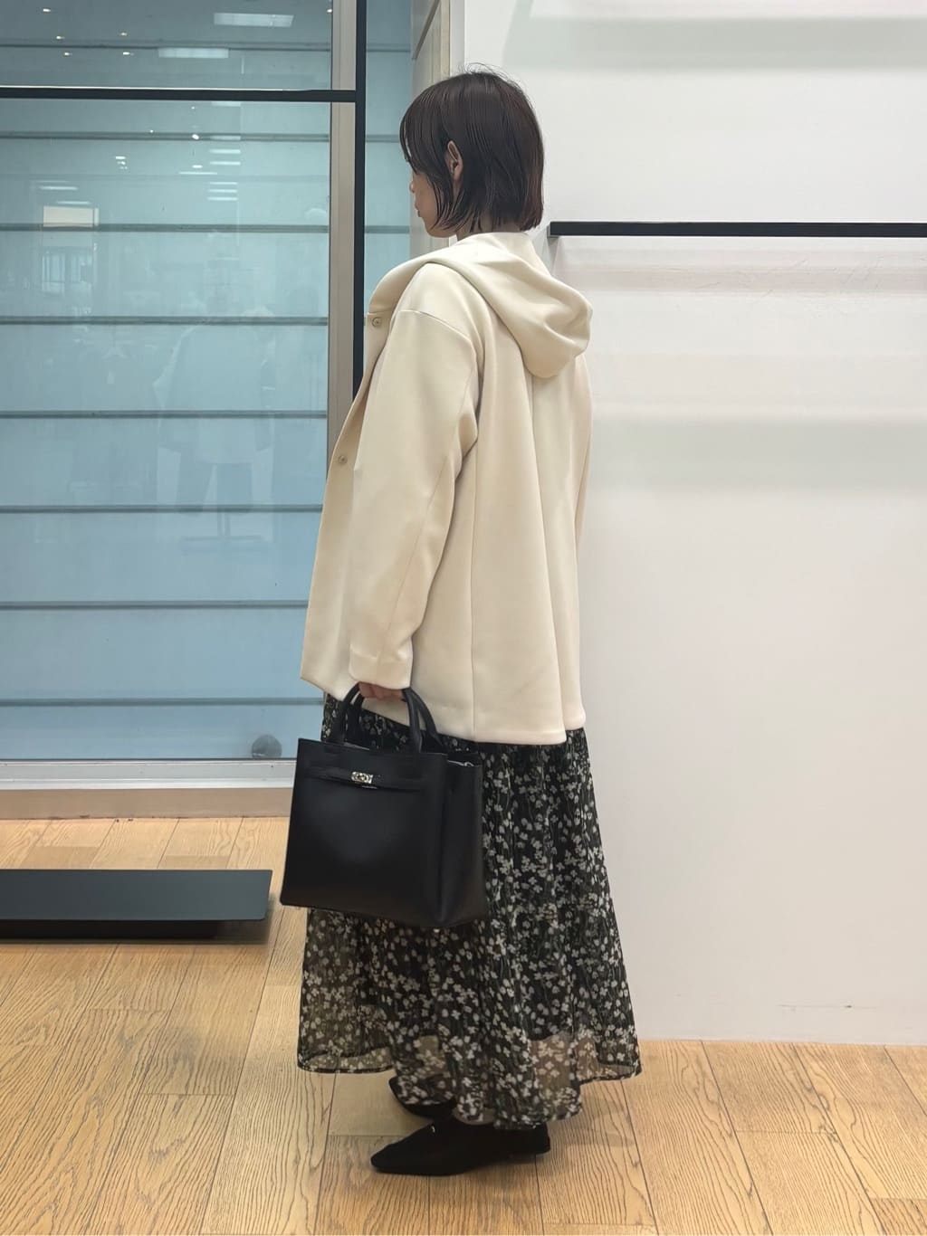 asamiさんの「INDIVI｜【秋映え柄/セットアップ可能】フラワーシフォンスカート」を使ったコーディネート