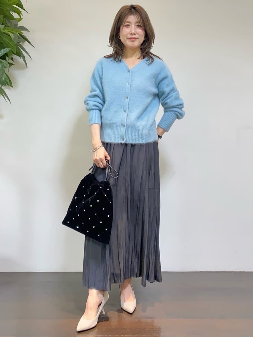 tomoさんの「UNTITLED｜【ふわふわニット/前後2WAY】フォックスカシミヤカーディガン」を使ったコーディネート