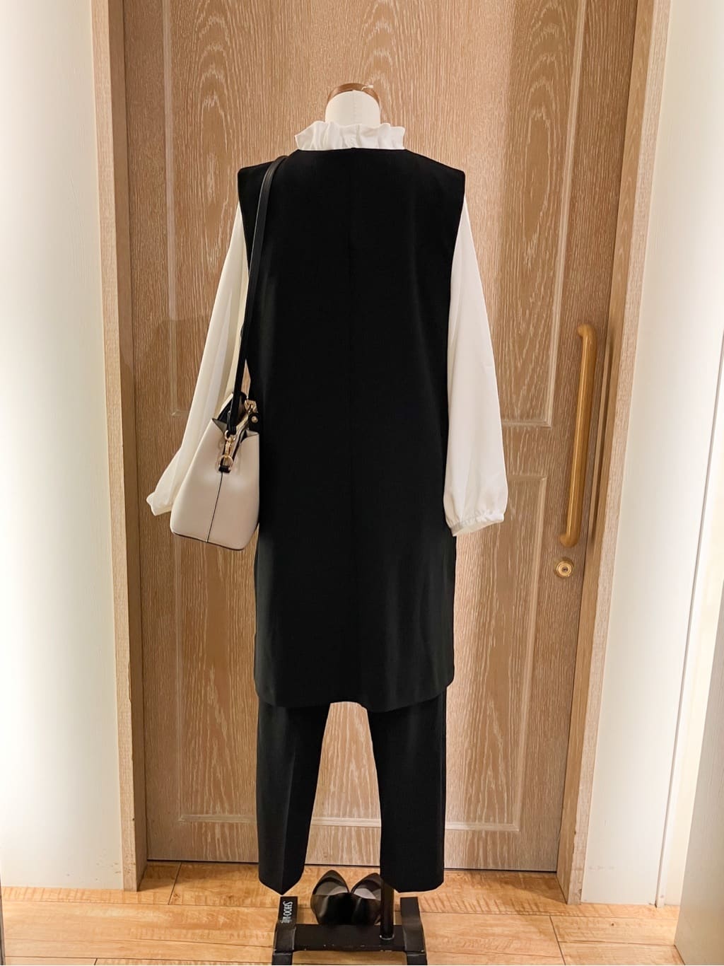 itoさんの「SHOO･LA･RUE｜【洗濯機可/セットアップ可/S-3L】きちんと楽に。カットジョーゼット ロングジレ」を使ったコーディネート