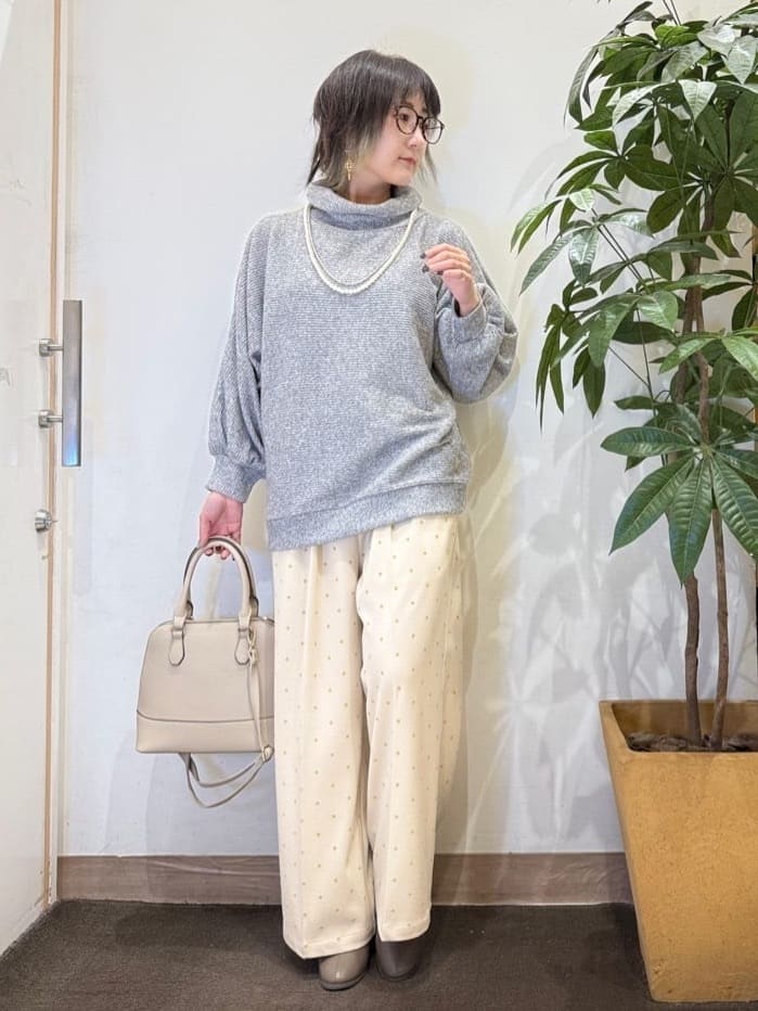 misakiさんの「SHOO･LA･RUE｜お顔周りをスッキリ見せるオフタートルリブドルマン」を使ったコーディネート