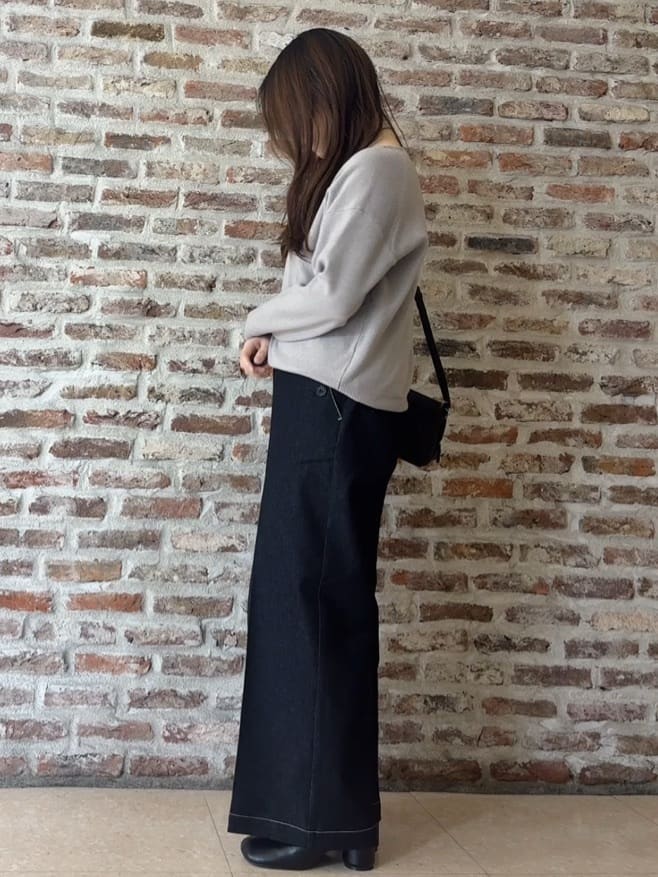 tokiさんの「THE SHOP TK｜【すっきりシルエットが叶う】大人のためのVネックニット/毛玉になりにくい/静電気防止/洗濯機OK」を使ったコーディネート